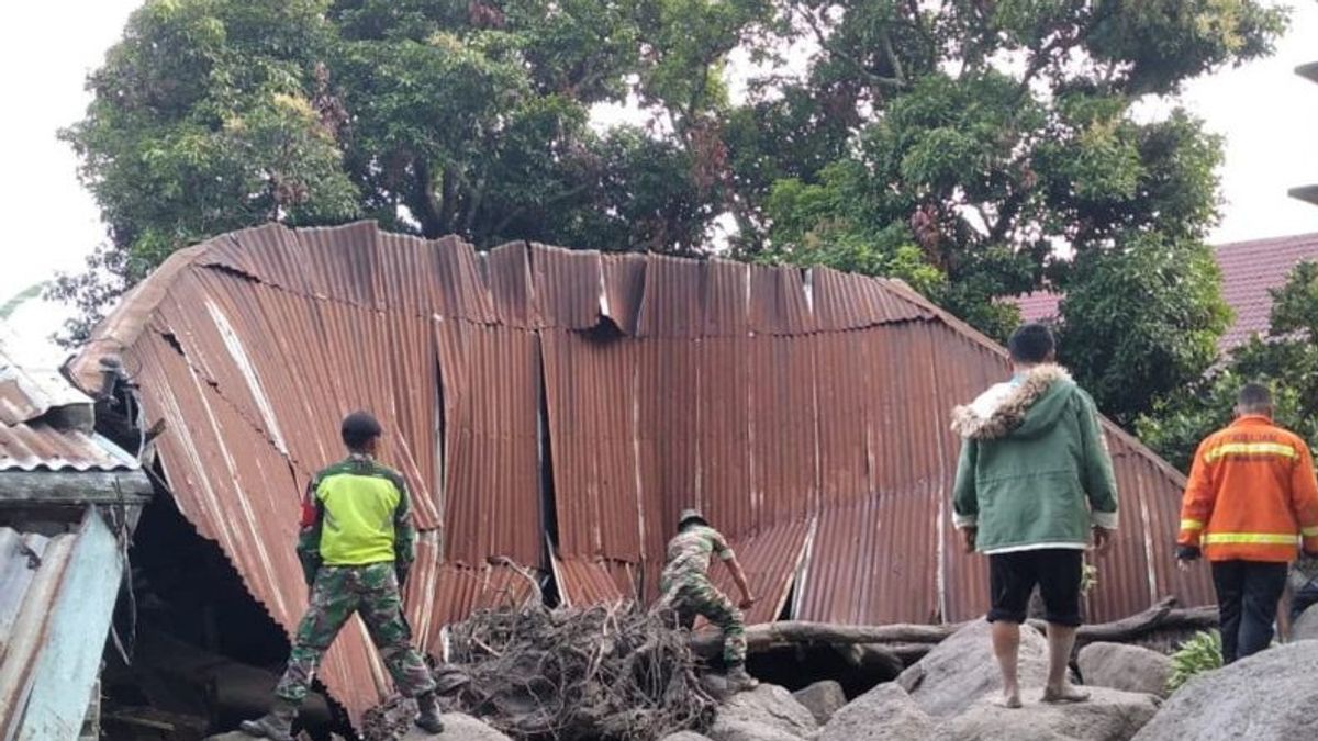 北苏门答腊胡巴哈斯山脉洪水造成的12名居民失踪
