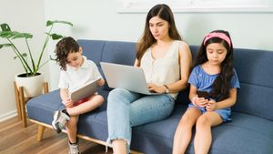 Berlebihan Memantau Anak Secara Digital Bisa Berisiko, Cek Tentang <i>Tamagotchi Parenting</i> Menurut Pakar