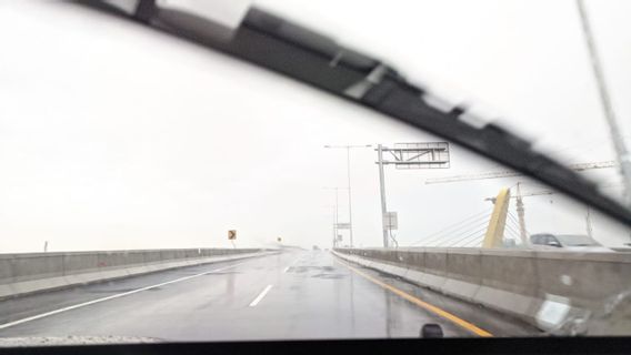 Melintasi Tol Layang Japek II di Kala Hujan