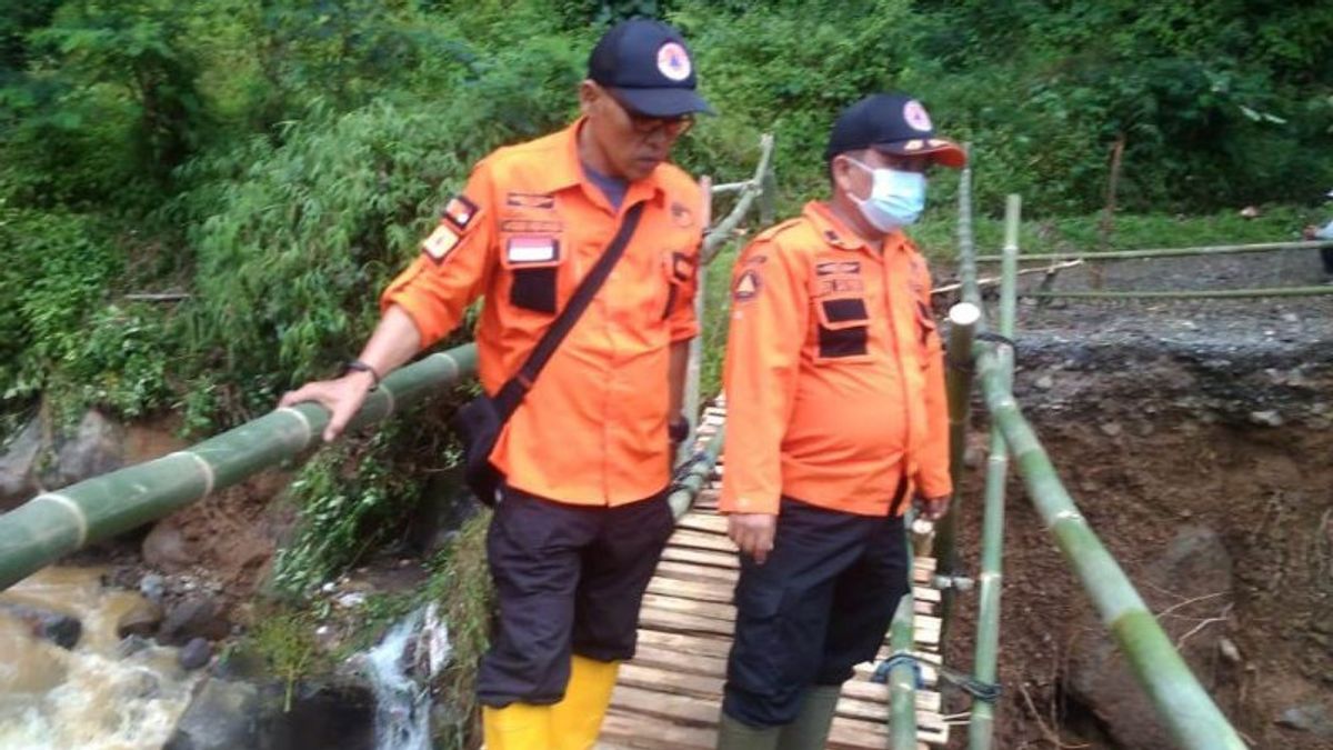 BPBD dan Petugas Gabungan Bangun Jembatan Darurat di Cibinong - Cianjur