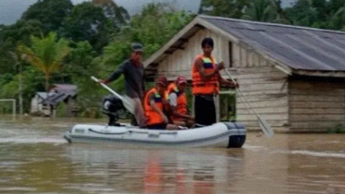 洪水淹没了东加里曼丹帕瑟的15个村庄，数百个家庭受到影响