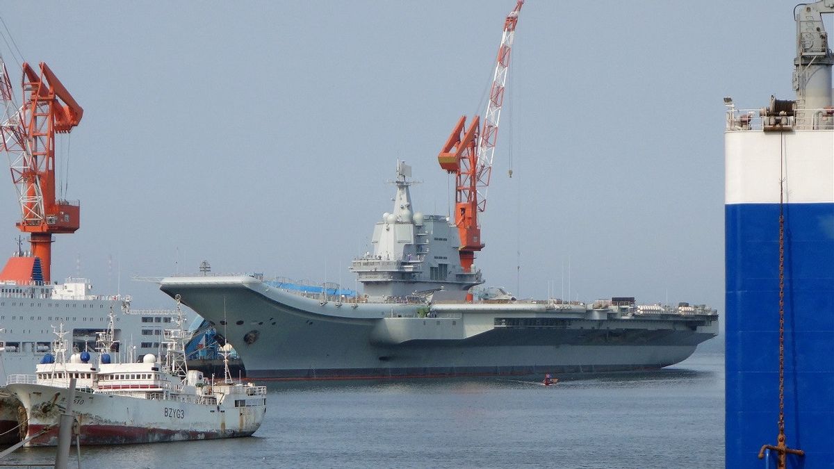 中国の新空母が台湾海峡を航行:米ミサイル駆逐艦に影を落とし、台北が軍艦を送る