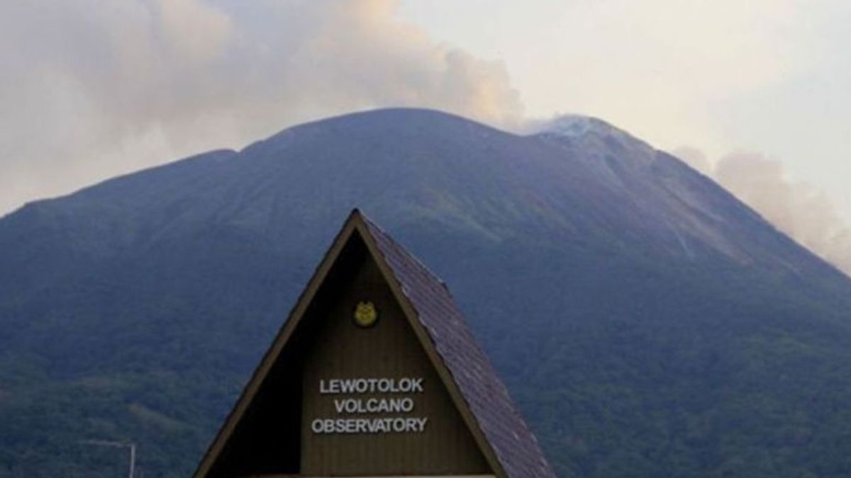 Le mont Ile Lewotolok à Lembata est de retour en éruption