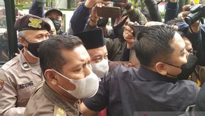 Gunakan Rompi Tahanan Merah dan Tangan Diborgol, Herry Wirawan Tiba di PN Bandung Jalani Sidang Vonis