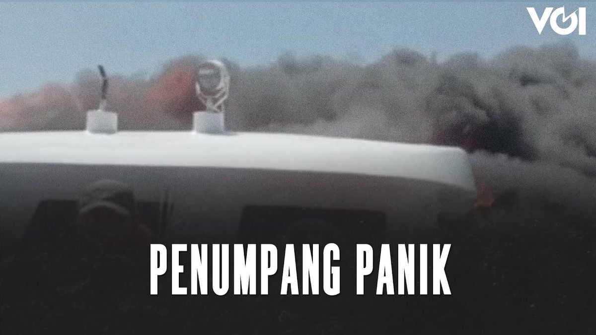 VIDEO: Diduga Angkut Ratusan Penumpang, KM Cantika Terbakar di Perairan Kupang