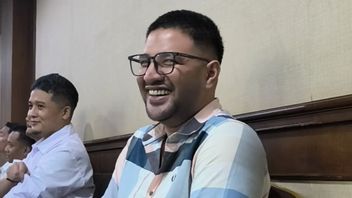 アマル・ゾニ、拘置所で3人の「アシスタント」を雇い、食事から礼拝用品まで管理