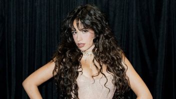 卡米拉·卡贝洛(Camila Cabello)在前一天刚刚见面的粉丝婚礼上亮相