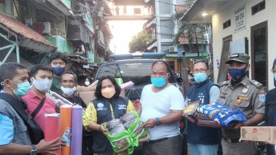 Korban Kebakaran Rusun Baladewa di Johar Baru Dapat Bantuan Makanan dan Pakaian dari Dinsos