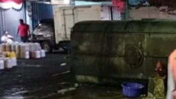 Truk Bermuatan 9 Ton Minyak Goreng Terguling di Duren Sawit, Sopir dan Warga Pelan-pelan Pindahkan Minyak ke Jeriken