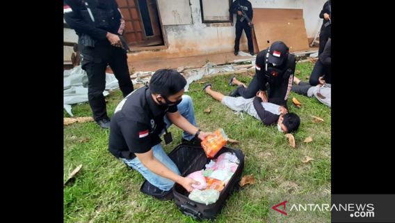 Polisi Sita Satu Koper Isi Sabu dan Ekstasi, 3 Orang Ditangkap