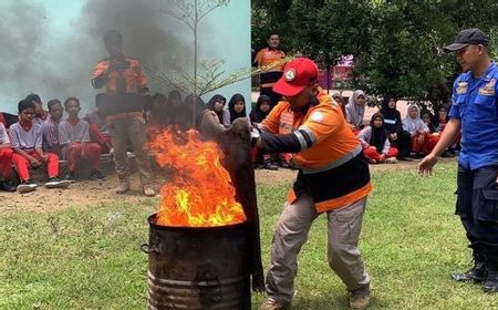 Anak SMP Hingga SMA di Trenggalek Diajari Cara Padamkan Kebakaran