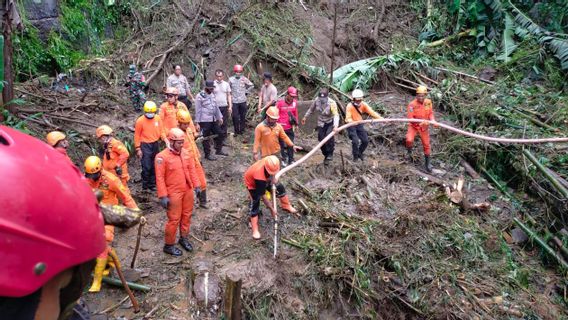  バリ島のギャニャールでマーベル観光客タンゲラン地すべりの犠牲者が死亡しているのを発見