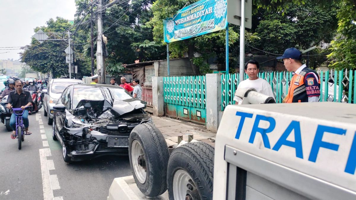 Akibat Main HP Saat Berkendara, Tiga Mobil Alami Tabrakan Beruntun di Tanah Abang