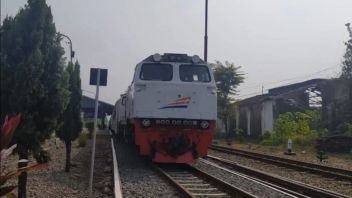 KA Turangga heurté une ligne de commutère à Bandung, la ligne de train tourée au nord