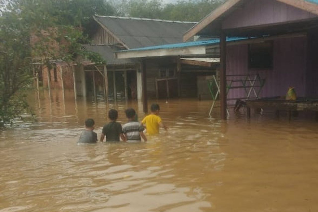 タナ・ラウト地区の洪水で被害を受けた2,021人の豪雨