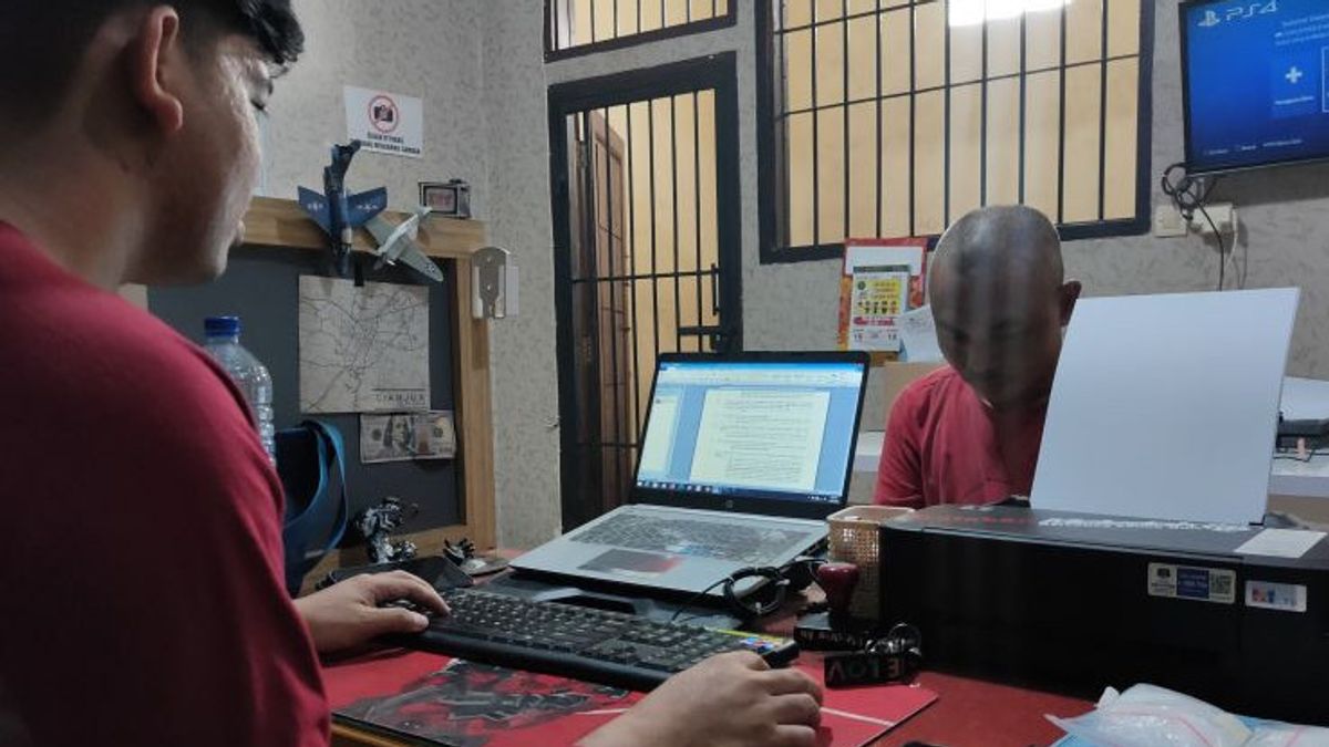 Cianjur警察は、メタンフェタミンタイプの薬物を配布していたモバイルクレジットマンを逮捕しました