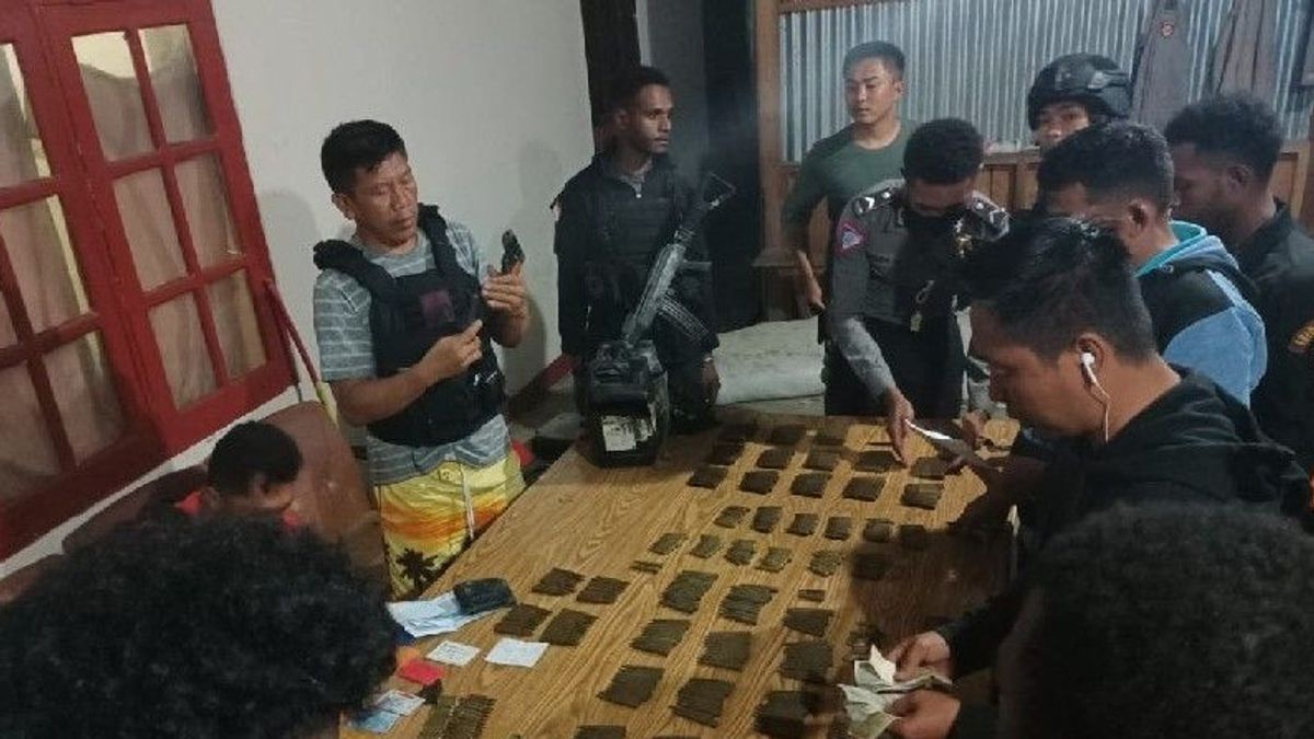 两名印尼国民军士兵因参与买卖武器弹药被捕