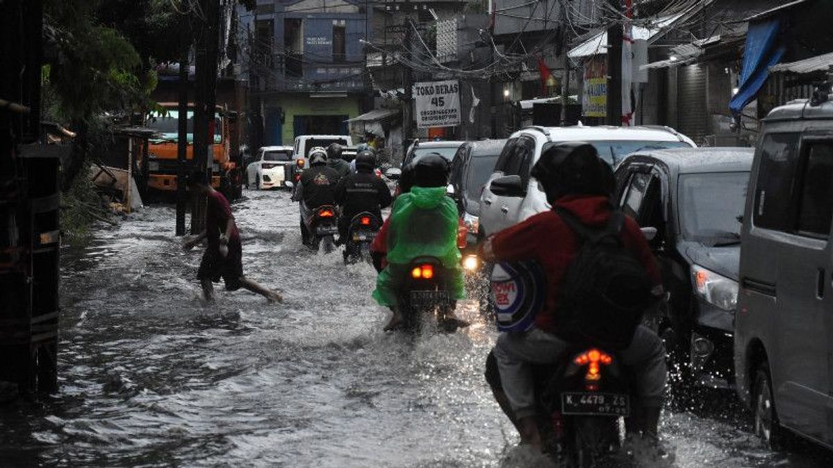 Jalanan Duren Tiga Mampang Banjir, Kini Dilaporkan Surut