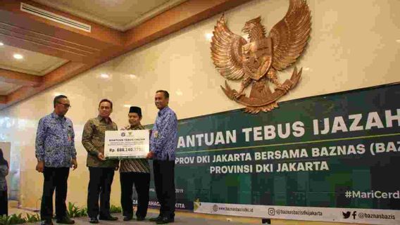 Le Gouvernement Provincial De Jakarta Verse De L’aide à 171 étudiants Dont Les Diplômes Sont Détenus