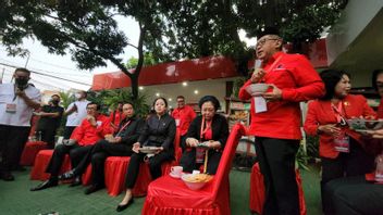 PDIP全国会议结束后，Megawati直到Puan Maharani在树下吃了肉丸