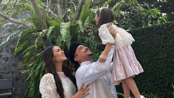 Agar Leluasa Terima Tawaran Manggung, Raisa dan Hamish Daud Gantian Urus Anak