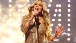 Tampil di MTV VMA 2025, Outfit Serba Emas Mariah Carey Tuai Sorotan