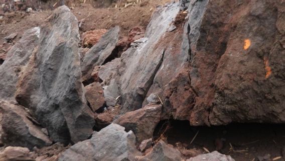 L’explosion auditoire, BNPB et une équipe conjointe ont permis de démanteler trois roches à mont Marapi