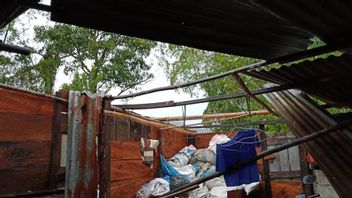 竜巻が北スマトラ島のタパヌリを襲い、数十軒の家屋が被害を受け、電柱が下がった