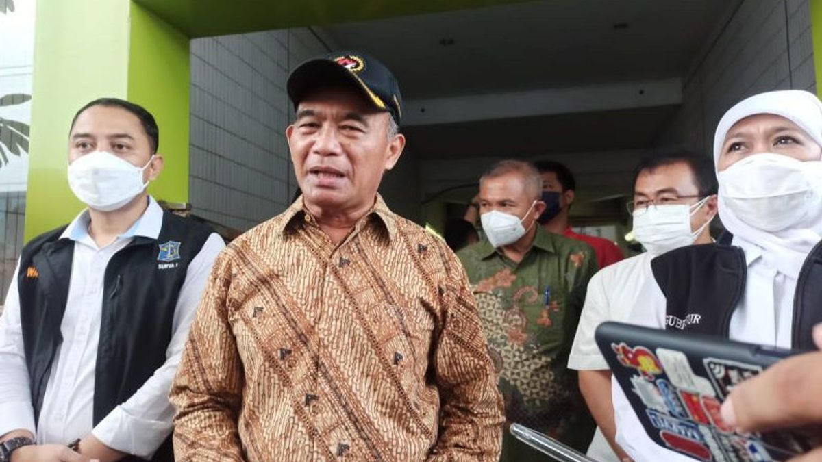 Menko PMK Jenguk Korban Seluncuran Kolam Renang Kenpark Surabaya yang Ambrol