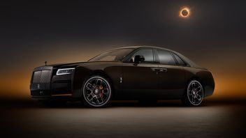 Watching The Total Solar Eclipse On Rolls-Royce Black Badge Ghost