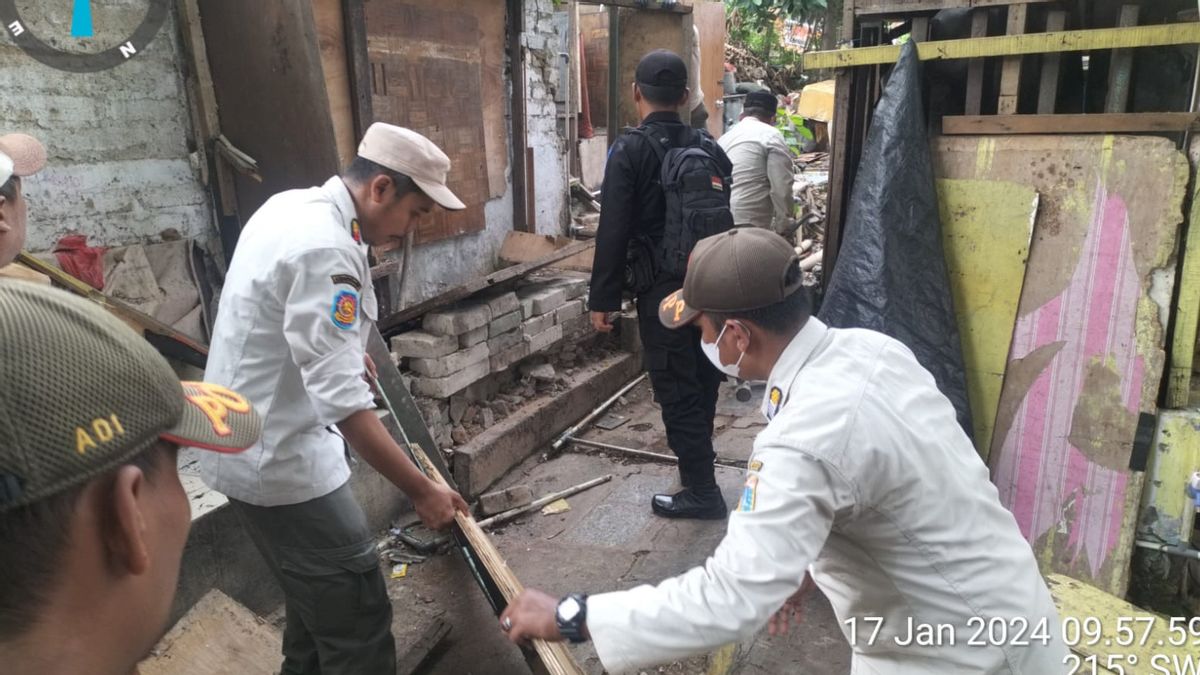 Awasi Gejala Berdirinya Lahan Prostitusi, Satpol PP Robohkan Sejumlah Bangunan Liar di Gunung Antang Jaktim