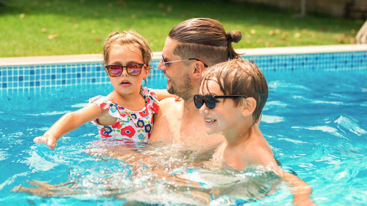 5 conseils pour garder des enfants jouant dans la piscine