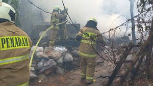 Une maison à deux étages à Ampera Jaksel a pris feu, pertes atteignant des centaines de millions de roupies