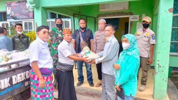 Central Lombok Regency Government Distributes Basic Food Packages To Hundreds Of Families Affected By Floods