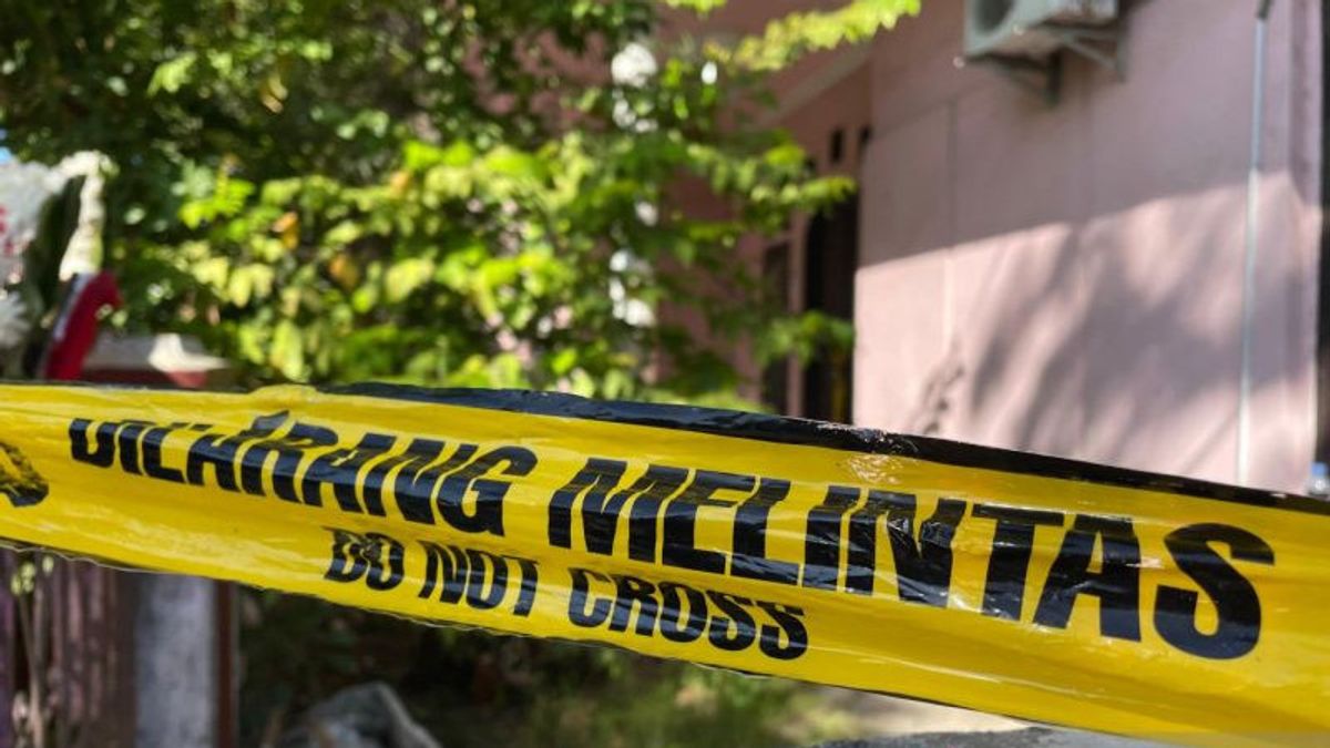 '拜托...'目击者在Paoman Indramayu家族发现5具尸体的事件中大喊大叫地看到人类腿回落