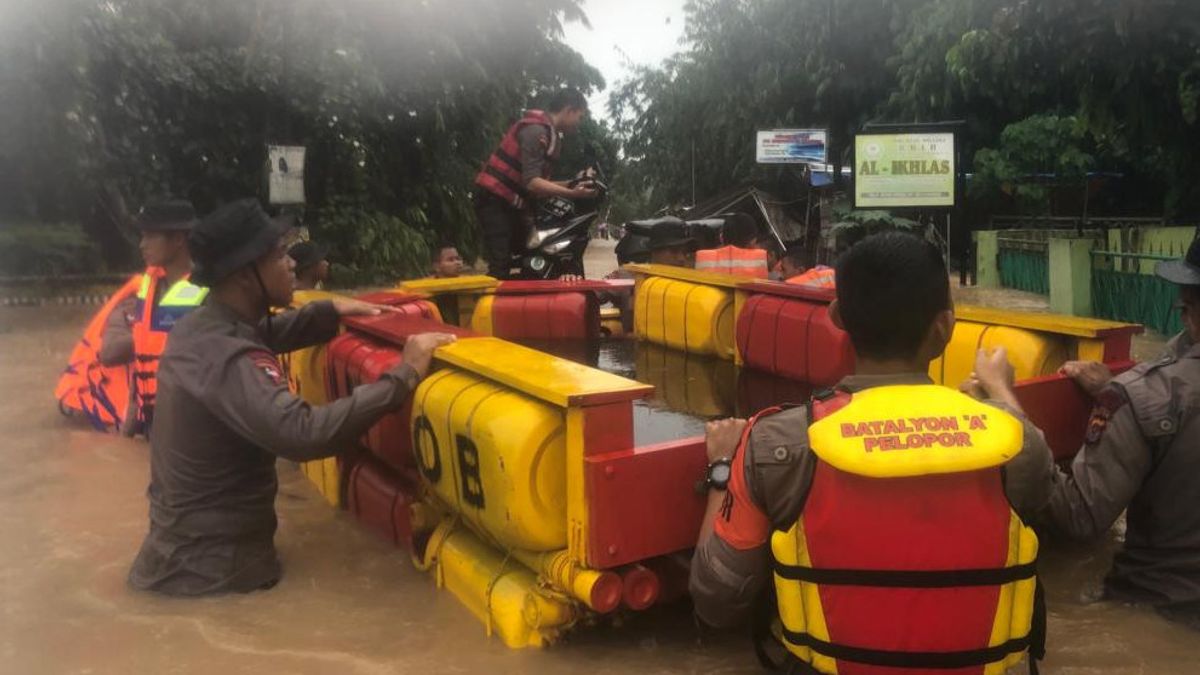 Search and Rescue Team And Banten Police Evacuate Elderly And Children Victims Of Floods In Serang City
