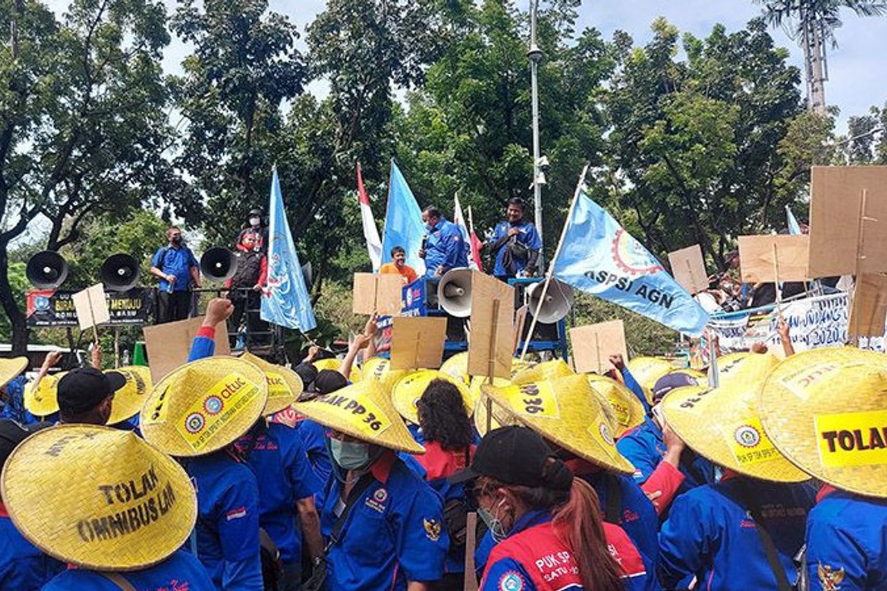 Today, Workers And Students Hold A Demonstration Demanding Jokowi Raise UMP By 10 To 15 Percent