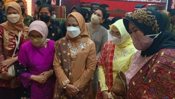 Kunjungi Stan UMKM Babel di JCC, Ibu Negara Iriana Jokowi Dorong Penguatan Daya Saing untuk <i>Go Digital</i> dan <i>Go International</i>