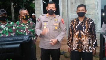 Le Terroriste Upik Lawanga, Aka Udin Bebek, Garde Des Armes à Feu, Aiguise Et Flèches Dans Le Bunker De La Maison