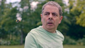 Lepas dari Mr Bean, Rowan Atkinson Tetap Kocak dalam Trailer Baru <i>Man Vs Bee</i>