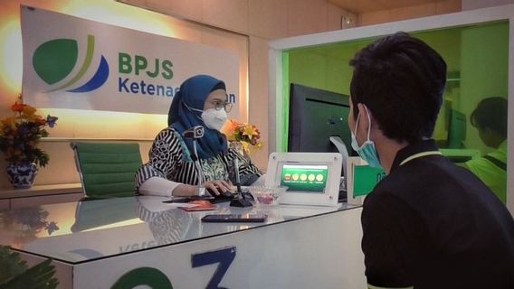 Kenapa JHT Baru Bisa Dicairkan Saat Peserta Berusia 56 Tahun? Ekonom: Karena Sudah Ada JKP yang Bisa Dicairkan Kalau Kena PHK