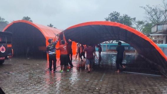 Bruk! School Roof In Jember Ambruk, BPBD Establish An Emergency Tenda To Learn To Teach