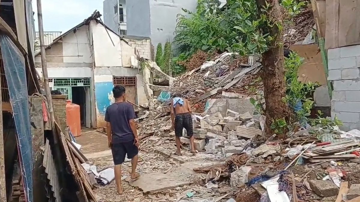 Les habitants de Duren Sawit nettoyent les décombres restants des maisons détruites en raison de glissements de terrain