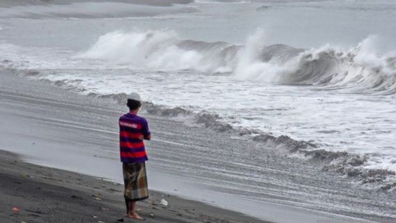 Potential Wave 4 Meters South Of West Java To DIY, BMKG Asks Tourists To Alert Beach