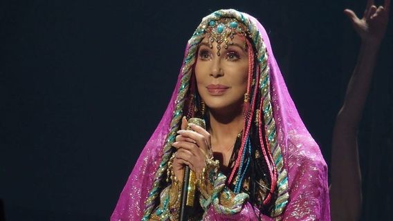 Cher Holds Talks To Become Glastonbury Lineup Next Year