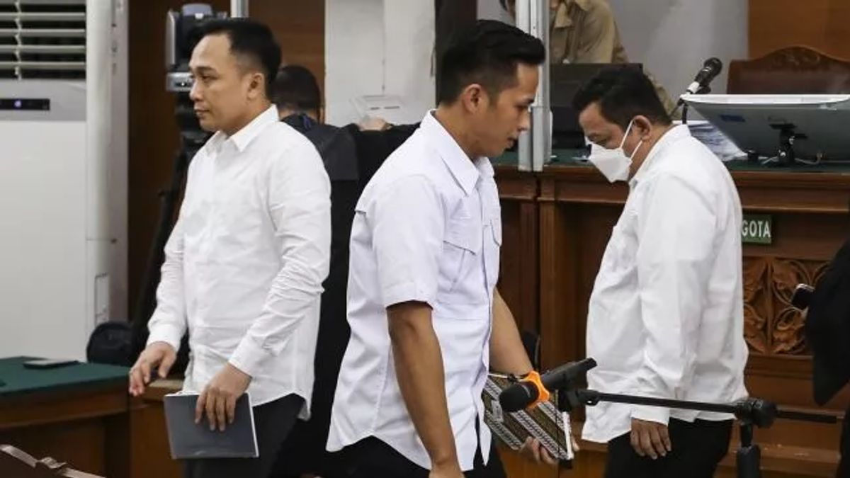 J准将的审判 今天，Kuat Ma'ruf和Ricky Rizal出席专家驳斥检察官的起诉书