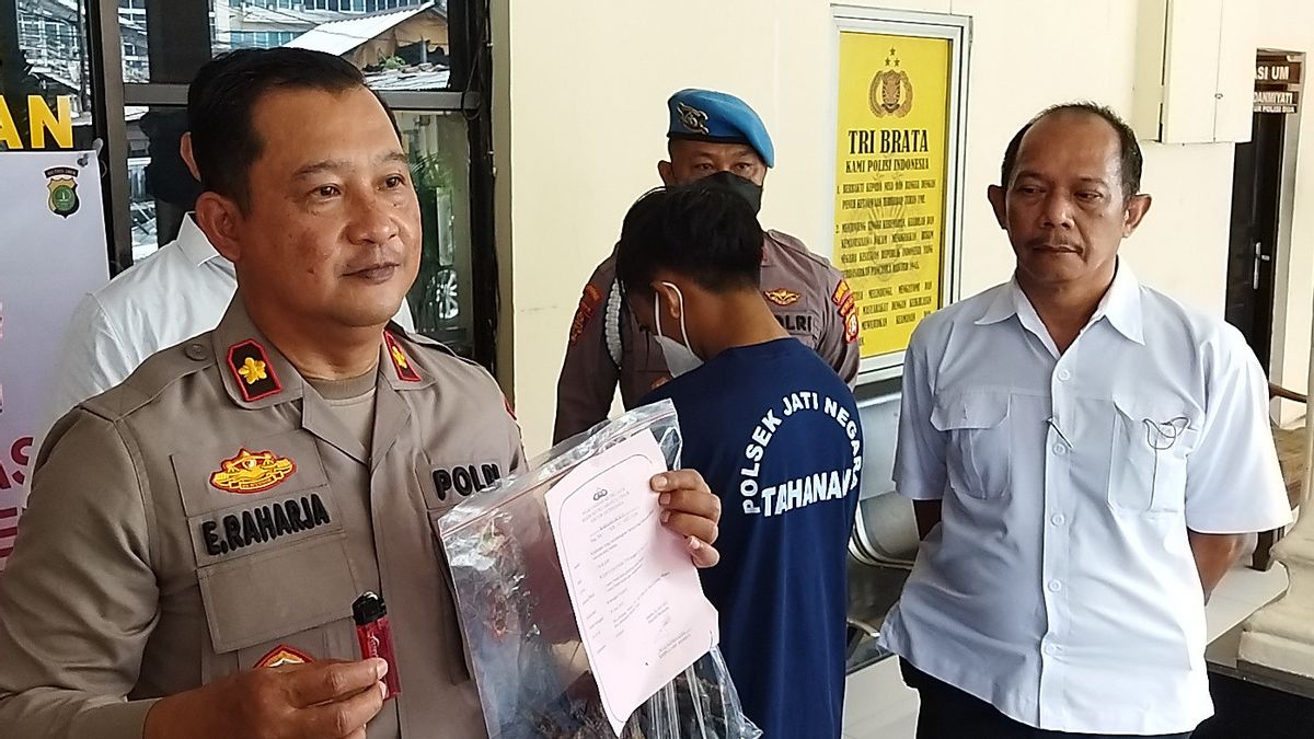警方将Cipinang Muara烧毁房屋背后的策划者的身份囊中，他为肇事者提供服务
