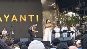 克里斯·戴安蒂(Kris Dayanti)在2025年音乐节上向观众颁发奖项