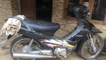 マラン警察は、田んぼで農民が所有するオートバイの専門家の泥棒の一団を逮捕します