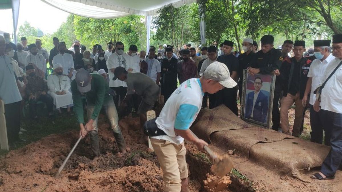 وفاة نائب رئيس مجلس إدارة مدينة باليمبانغ دبرد أزهري هاريس عن عمر يناهز 30 عاما